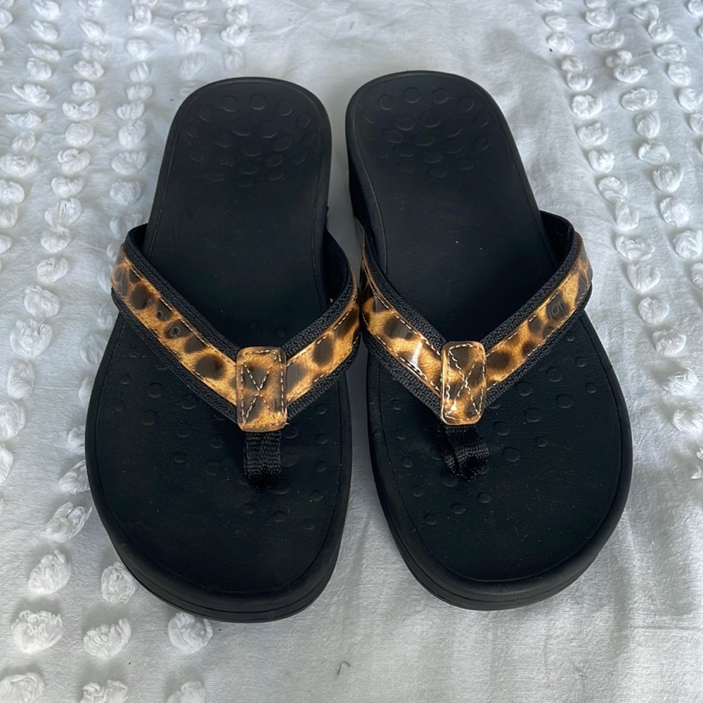 Vionic animal print flip flops size 9